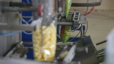 Atölye gıda fabrikasında işlem folyo paket fabrika işçisi otomatik üretim hattında Endüstri/sanayii donatımı satır Gıda Sanayi üretim üzerinde tatlı gıda ambalaj şeker paketleme makinesi