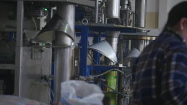 Atölye gıda fabrikasında işlem folyo paket fabrika işçisi otomatik üretim hattında Endüstri/sanayii donatımı satır Gıda Sanayi üretim üzerinde tatlı gıda ambalaj şeker paketleme makinesi