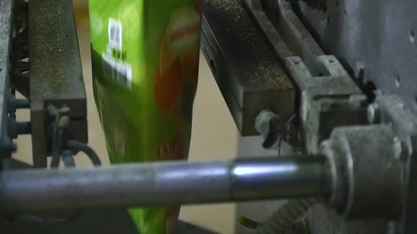Automatische verpakkingsmachine in de fabriek — Stockvideo