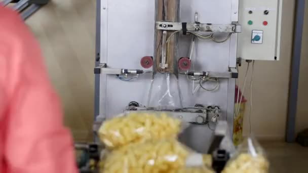 Automata csomagológép a gyárban — Stock videók