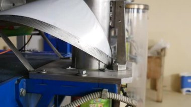 Fabrikada ambalaj için otomatik makine