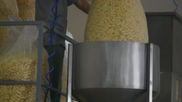 Producción en fábrica de palitos de maíz dulce — Vídeos de Stock