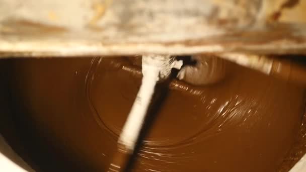 O mașină amestecă ciocolata neagră la o fabrică — Videoclip de stoc