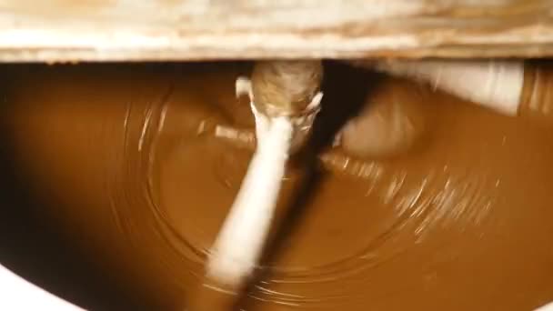 En maskin blandar mörk choklad på en fabrik — Stockvideo
