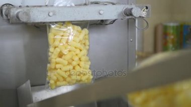 Fabrikada ambalaj için otomatik makine