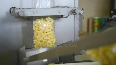 Atölye gıda fabrikasında işlem folyo paket fabrika işçisi otomatik üretim hattında Endüstri/sanayii donatımı satır Gıda Sanayi üretim üzerinde tatlı gıda ambalaj şeker paketleme makinesi