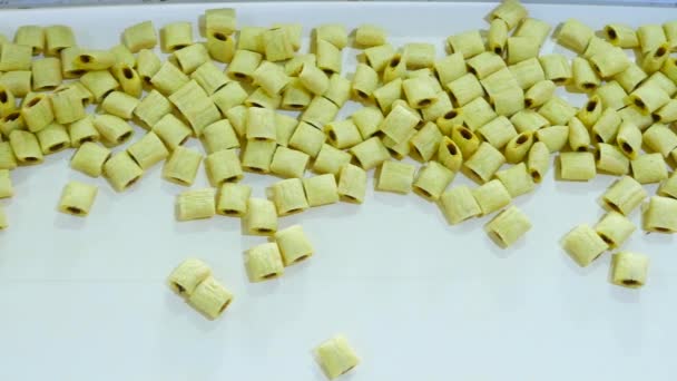 Производство сладких кукурузных закусок на заводе — стоковое видео