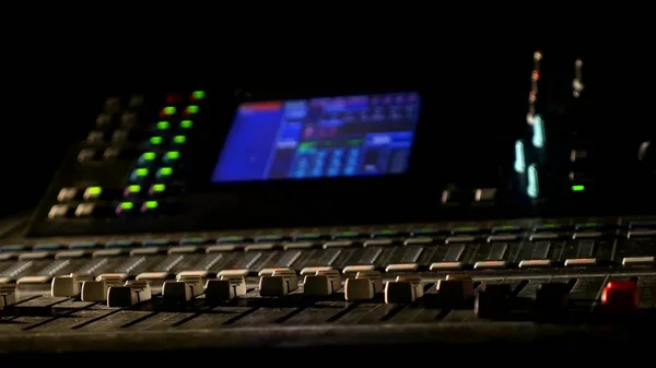 Misturador de som digital no estúdio. interruptores de luz ligados e desligados — Fotografia de Stock