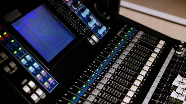 Filmagem 4K de um console de áudio de estúdios de gravação e uma mão puxando os botões O console de áudio — Fotografia de Stock