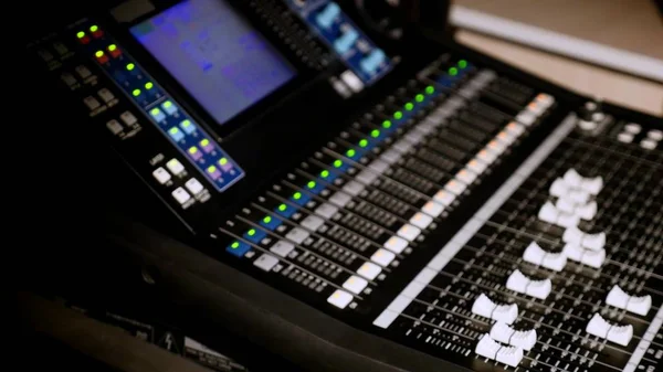 Filmagem 4K de um console de áudio de estúdios de gravação e uma mão puxando os botões O console de áudio — Fotografia de Stock