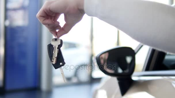 Manos de los hombres sosteniendo una llave del coche, simbolizan la alegría de comprar el transporte, el crédito, la conducción — Vídeos de Stock