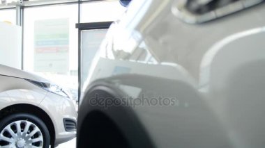 Genç aile araba Bayilik araba satın almak seçmek için geliyor