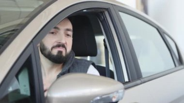 Showroom ziyaret edin. Arabanın anahtarlarını, kameraya bakıyor ve gülümsüyor, yeni arabada oturan güzel çift alır tutun