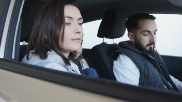 Visitando concesionario de coches. Hermosa familia está hablando y sonriendo mientras está sentado en su nuevo coche — Vídeos de Stock