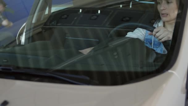Mulher feliz motorista mostrando chaves do carro e inclinando-se na porta do carro — Vídeo de Stock