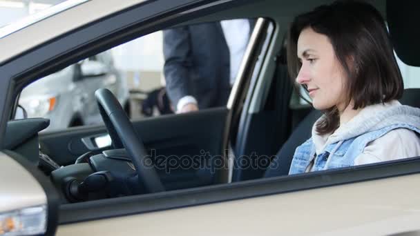 女性が車の購入の契約を締結 — ストック動画