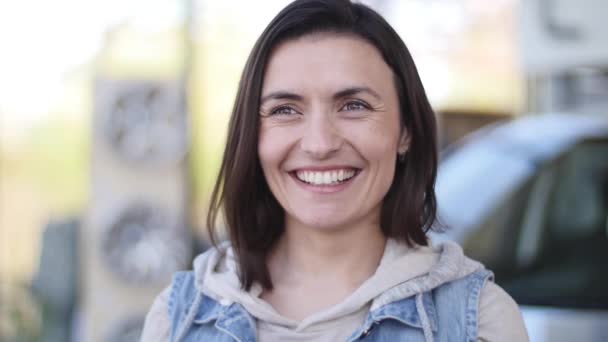 Young woman holding keys to new car auto and smiling at camera. selective focus — Stock Video