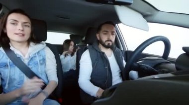 Mutlu aile içinde bir aile otomobili dans gülümseyen