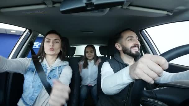 Счастливая улыбающаяся семья танцует в семейном автомобиле — стоковое видео