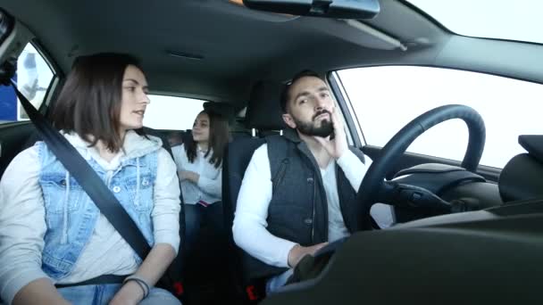 Mutlu aile içinde bir aile otomobili dans gülümseyen — Stok video