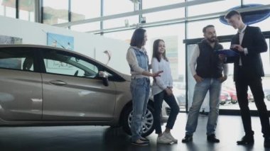 genç adam aile araba satın alma bir sözleşme imzaladı