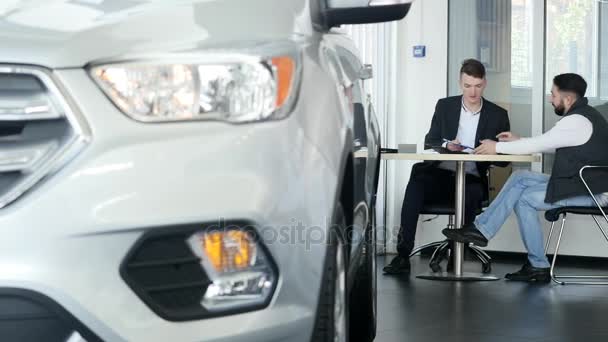 Client et vendeur flous derrière une voiture — Video