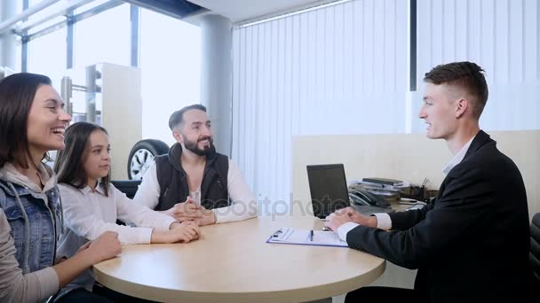 Vendeur de voitures remettant les clés d'une nouvelle voiture — Video