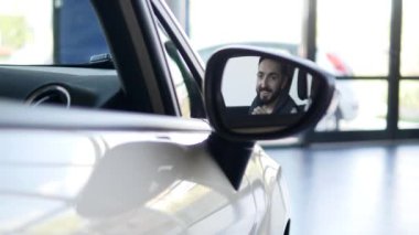 Mutlu adam anahtar araba aynaya gösterilen gülen serin