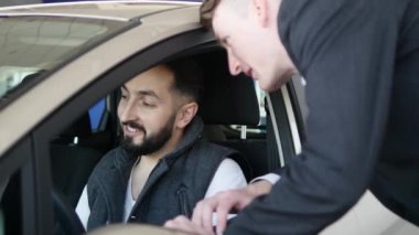 Araç edilmesidir. Yeni araba araç satıcısı gösteren genç adam. Otomatik iş, araba Satılık, teknoloji ve insan kavramı - auto göstermek ya da salon araba satıcısı ile mutlu erkek. Bir satıcı bir motor ile genç adam