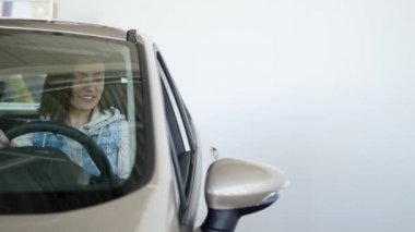 Mutlu kadın göstermek yeni arabasını anahtar. Otomatik iş, araba Satılık, teknoloji ve insan kavramı - auto göstermek ya da salon araba satıcısı ile mutlu erkek