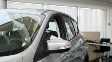 Mutlu bir adam göstermek yeni arabasını anahtar. Otomatik iş, araba Satılık, teknoloji ve insan kavramı - auto göstermek ya da salon araba satıcısı ile mutlu erkek. Bir satıcı motor gösterisi ile genç adam