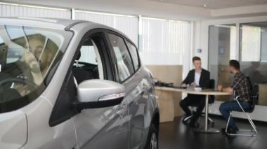 Mutlu bir adam göstermek yeni arabasını anahtar. Otomatik iş, araba Satılık, teknoloji ve insan kavramı - auto göstermek ya da salon araba satıcısı ile mutlu erkek. Bir satıcı motor gösterisi ile genç adam