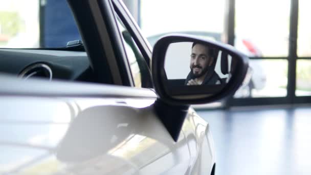 Cool, mosolygós boldog ember mutató kulcs autó tükör — Stock videók