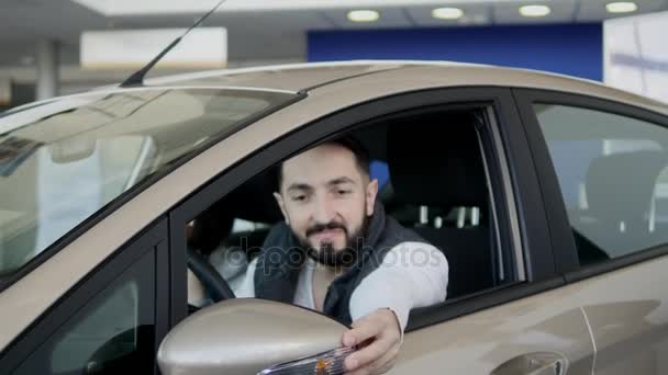 Sprzedawca samochodów przekazujący kluczyki do nowego samochodu — Wideo stockowe