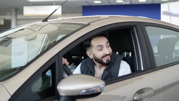 Vendedor de coches entregando las llaves de un coche nuevo — Vídeo de stock