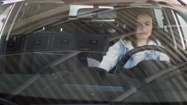 Femme heureuse montrant la clé de sa nouvelle voiture. Entreprise automobile, vente de voitures, technologie et concept de personnes - homme heureux avec concessionnaire automobile dans le salon ou le salon de l'automobile — Video