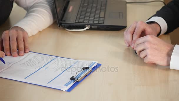 Handtekening van documenten en krijgt autosleutels-client — Stockvideo