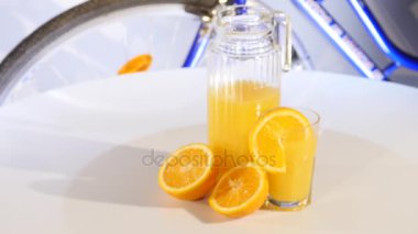 Tablo bicyrcle arka planda turuncu ve portakal suyu rotasyon