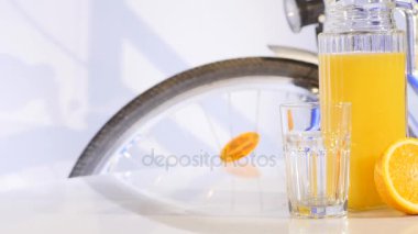 Tablo bicyrcle arka planda turuncu ve portakal suyu rotasyon