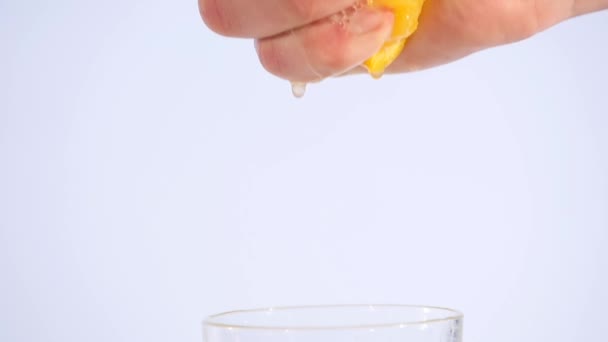 Mão masculina espremendo suco de laranja fresco. Mão apertando um movimento orange.Slow 96 fps — Vídeo de Stock