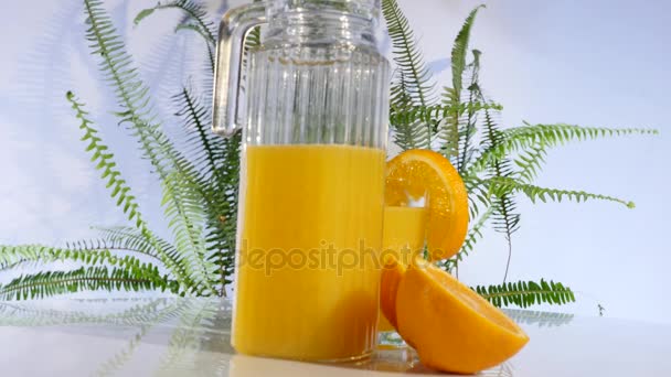Narancs-a narancs levét, elforgatás az asztalon — Stock videók
