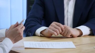 istemci imzalama Makaleler ve arabanın anahtarlarını alır