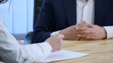 istemci imzalama Makaleler ve arabanın anahtarlarını alır