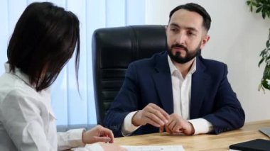 İşkadını işaretler bir sözleşme ve anlaşma üzerinde el sallar