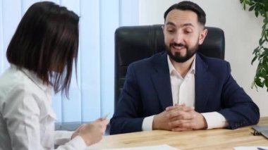 İşkadını işaretler bir sözleşme ve anlaşma üzerinde el sallar