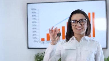 Gülümseyen iş kadını bir anahtarlık holding