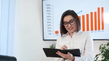 Elektronik sekmesini kullanarak iş kadını