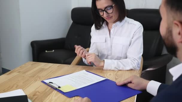 Primer plano de una mujer de negocios firmando las páginas de un documento en papel o un contrato — Vídeo de stock