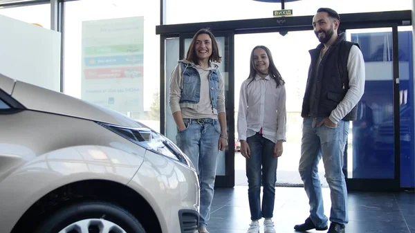 Genç aile araba Bayilik araba satın almak seçmek için geliyor