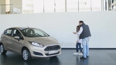 Genç aile gri araba bayilik ve oturup bu yakınındaki durdurma